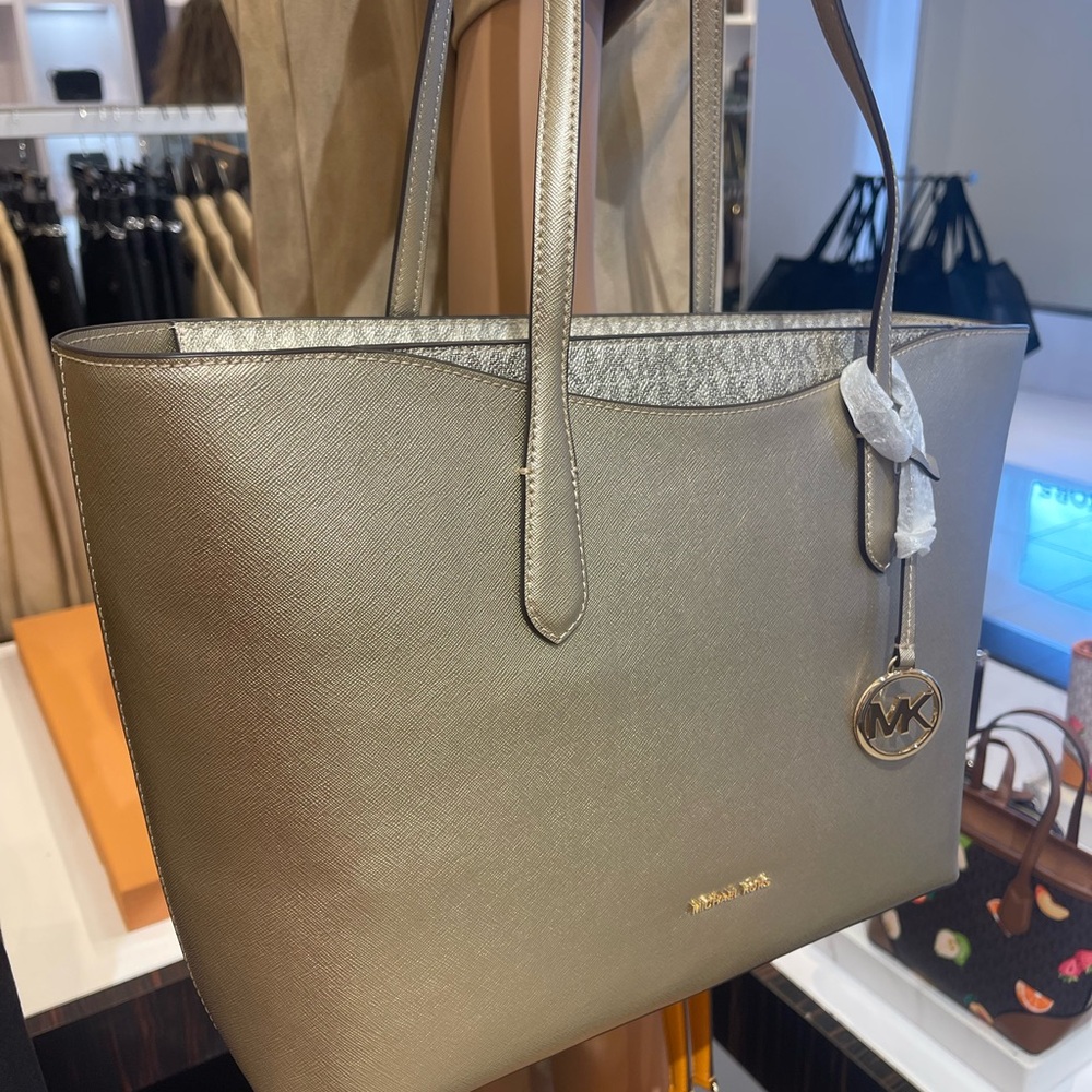 MICHAEL KORS Arden Large Metallic Top-Zip Shoulder Tote Bag
Pale Gold 
NWT - Picture 4 of 16